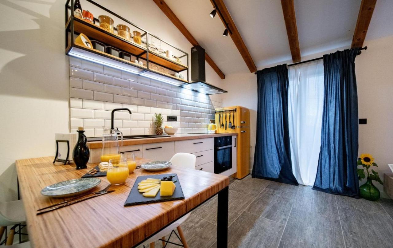 Novouredeni Apartman Marko Mundanije Buitenkant foto