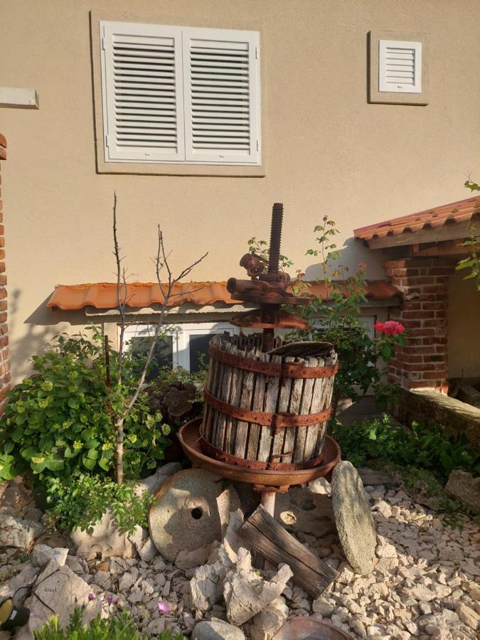 Novouredeni Apartman Marko Mundanije Buitenkant foto