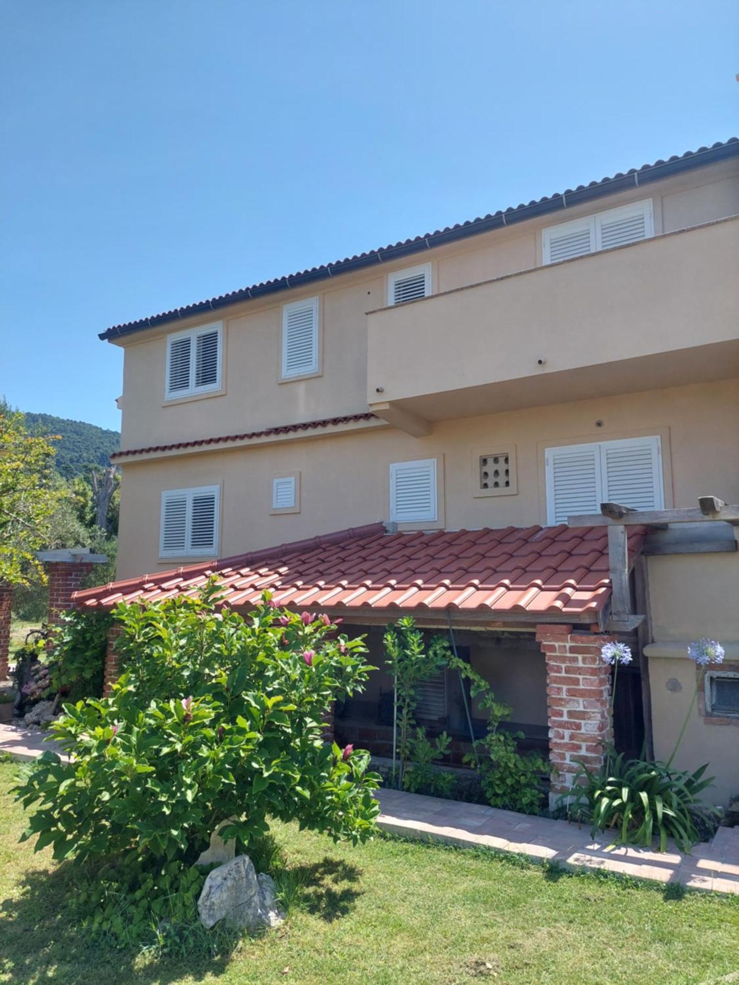 Novouredeni Apartman Marko Mundanije Buitenkant foto